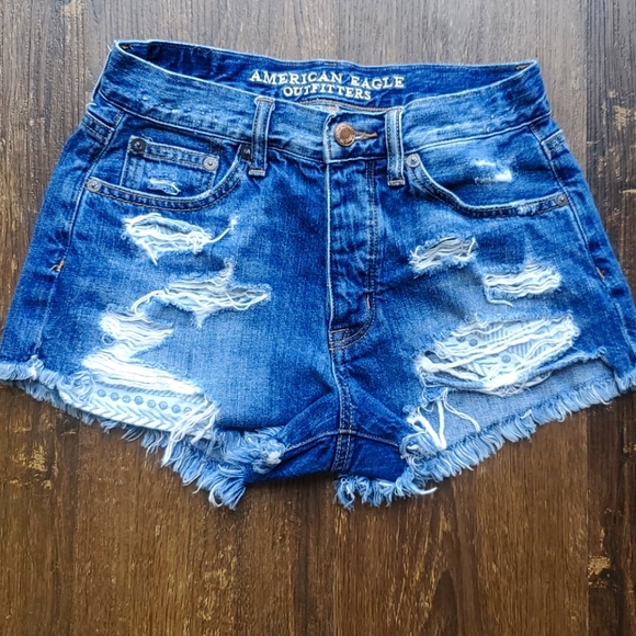 🦋AMERICAN EAGLE VINTAGE HIRISE DENIM SHORTS🦋 - Picture 1 of 8